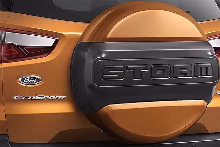 Phiên bản của mẫu xe EcoSport nâng cấp giữa vòng đời vừa ra mắt tại một số thị trường vốn đã bị loại bỏ bánh dự phòng phía sau để thay bằng hốc biển số, tuy nhiên chi tiết này đã tái xuất hiện trên EcoSport Storm kèm chụp bảo vệ bánh dự phòng thiết kế mạnh mẽ cho các tín đồ off-road. 