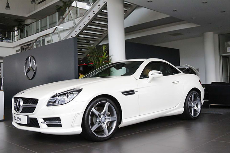 Phiên bản CarbonLOOK Edition có mặt trên các dòng: SLK 200, SLK 250, SLK 350 và SLK 250 CDI với mức giá cao hơn các phiên bản thông thường từ 6.426 EUR đến 6.902 EUR tại Đức tại thời điểm ra mắt vào năm 2014. Mẫu xe này hiện đang được trưng bày tại TP HCM.