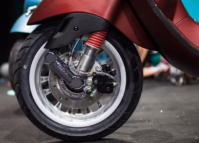 Piaggio chính là hãng xe đi đầu trong việc trang bị hệ thống chống bó cứng phanh ABS - tính năng an toàn tiêu chuẩn ở châu Âu. Đây cũng là điểm hấp dẫn nhất trên Vespa Sprint 125cc ABS phiên bản mới này.