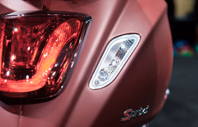 Ngoài thiết kế một số chi tiết mới, Piaggio lần này còn cung cấp thêm một số phụ kiện chính hãng như gá kẹp đồ trước và sau, kính chắn gió, dành cho những người muốn chiếc xe của mình thêm phần phong cách.