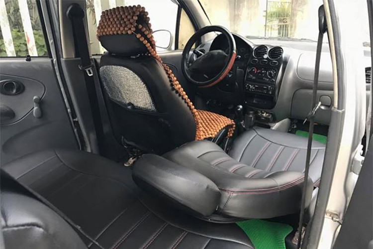 Chiếc xe được rao bán có màu bạc, được trang bị mâm đúc 13 inch, hình thức còn khá mới. Bên trong xe cũng được chủ xe giữ lại khá nguyên bản, chỉ thay bộ ghế nỉ lúc xuất xưởng qua bộ ghế mới bằng da đẹp mắt hơn.