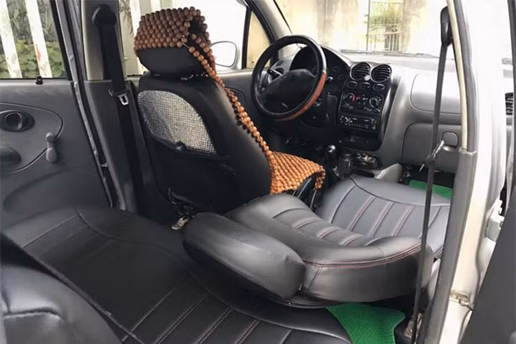 Chiếc xe được rao bán có màu bạc, được trang bị mâm đúc 13 inch, hình thức còn khá mới. Bên trong xe cũng được chủ xe giữ lại khá nguyên bản, chỉ thay bộ ghế nỉ lúc xuất xưởng qua bộ ghế mới bằng da đẹp mắt hơn.