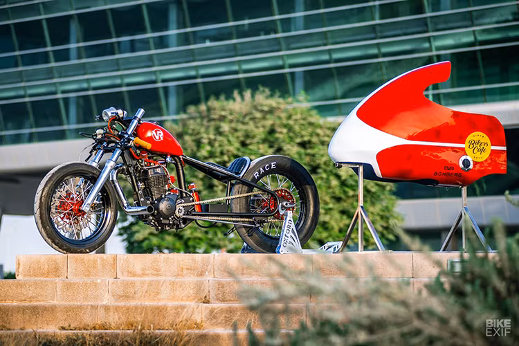 “Chúng tôi không phải là một xưởng độ chuyên nghiệp” – Marc, thợ độ của của đội VR Customs cho biết. “Chúng tôi chỉ là hai chàng trai có một tầng hầm rộng rãi và đam mê độ xe. Và chúng tôi cảm thấy rất may mắn khi được Bikers Café công nhận là một đội tham gia cuộc thi và được giao cho một chiếc xe để tận tình sáng tác.