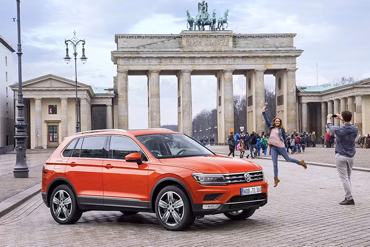 Khách hàng đặt mua xe Tiguan Allspace tại Việt Nam sẽ nhận được chế độ bảo hành toàn cầu của hãng, bảo hành bề mặt sơn và chất lượng sơn 3 năm, đặc biệt bảo hành lên đến 12 năm cho sự ghỉ sét của thân xe. Việc bảo trì, bảo dưỡng và thay thế phụ tùng khá dễ dàng và chi phí cũng phù hợp với nhiều tầng lớp khách hàng.