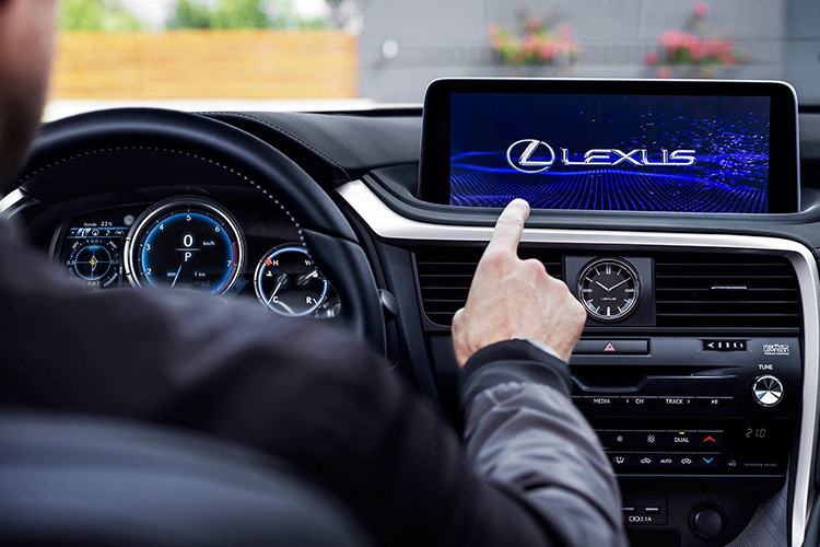 Tại thị trường Bắc Mỹ, khách hàng mua khi mua Lexus bản nâng cấp RX 2020 sẽ có 03 năm dùng thử hệ thống Lexus Enform Remote bao gồm tính năng khởi động động cơ từ xa qua điện thoại thông minh.