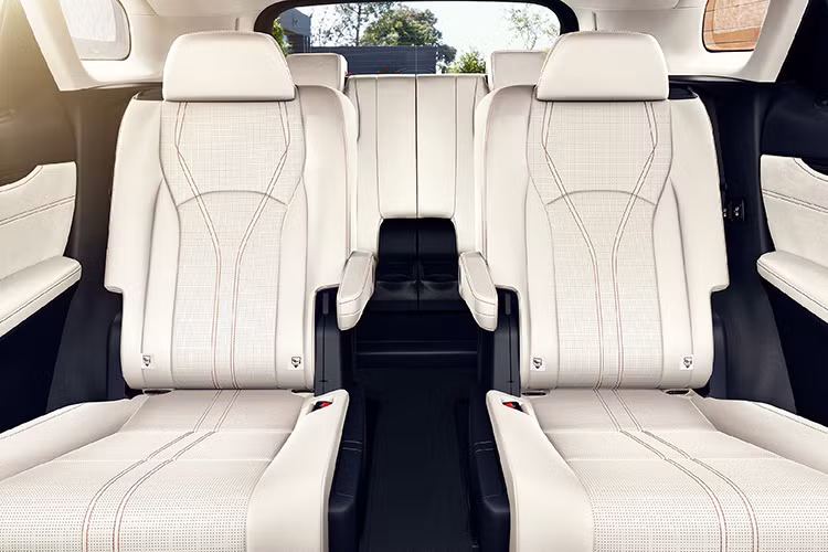 Trên RX 2020 phiên bản F Sport, nội thất được trang bị ghế bọc da đỏ phối đen. Ở phiên bản RX 350L và 450hL được trang bị ghế bọc da NuLuxe với nhiều màu sắc. RX 2020 được trang bị tiêu chuẩn lẫy chuyển số đằng sau vô lăng mang lại trải nghiệm năng động và thể thao hơn trước.