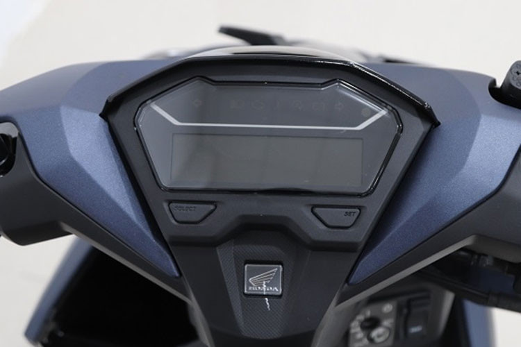 Về Honda Vario 125 2021, chiếc xe tay ga thể thao đẹp mắt này vẫn sẽ sử dụng thiết kế như phiên bản 2020. Điểm mới nhất trên Vario 2021 chính là bộ màu mới bắt mắt hơn khi sử dụng tông màu xanh dương kết hợp với xám và vàng. Bộ màu này đã khiến chiếc xe trở nên thể thao, trẻ trung và nổi bật hơn.