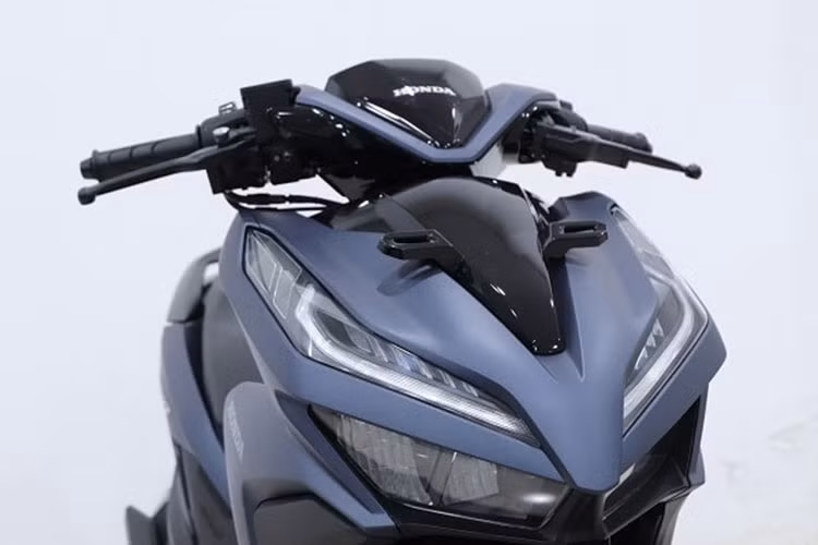 Xe ga Honda Vario 125 hiện đang được định vị là lựa chọn hàng đầu trong phân khúc xe ga thể thao cỡ nhỏ với nhiều tính năng thông minh, giúp người dùng tận hưởng hành trình đi lại hằng ngày thoải mái và đầy tự hào. Đây cũng là dòng xe ga nhập khẩu được nhiều người tiêu dùng ở Việt Nam yêu thích, vì mang những đặc điểm khác với Honda Air Blade.