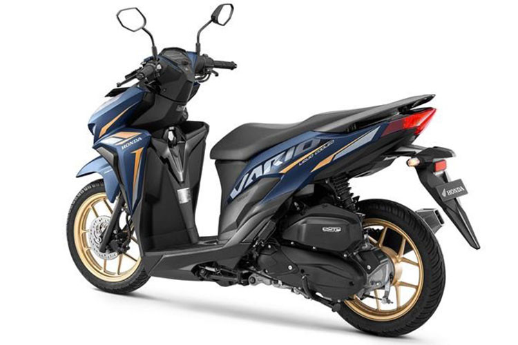Ngoài ra, 2021 Honda Vario 125 có các tính năng an toàn khác như chân chống tích hợp tính năng khóa động cơ. Hệ thống khóa phanh ngăn xe khỏi bị bốc đầu khi khởi động hoặc trôi khi dừng trên dốc. Kích cỡ thân xe lớn phù hợp với lốp lớn giúp xe cân bằng tốt hơn. Hệ thống đèn LED thiết kế rất ấn tượng.