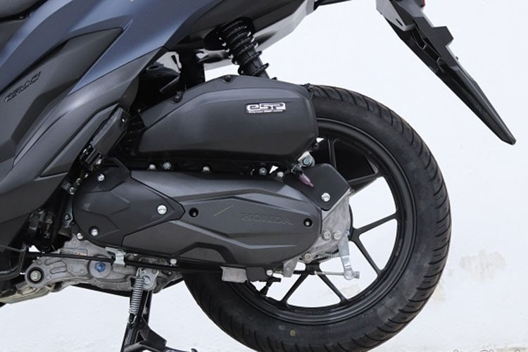 Về trang bị, xe vẫn sở hữu hệ thống đề điện ACG Start được tích hợp với công nghệ eSP giúp khởi động động cơ một cách mượt mà hơn. Công nghệ ISS có thể tắt động cơ tự động khi xe dừng hoạt động không quá 3 giây, hộc đựng đồ rộng với dung tích 18 lít có thể chứa được một mũ bảo hiểm. Hệ thống Answer Back System và Anti Theft Alarm giúp bảo vệ an toàn hơn cho xe khỏi nguy cơ bị mất trộm. Phanh xe có hệ thống phanh liên hợp CBS giúp cân bằng lực phanh trước và sau trên Vario 125. 