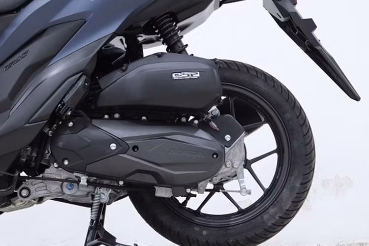 Về trang bị, xe vẫn sở hữu hệ thống đề điện ACG Start được tích hợp với công nghệ eSP giúp khởi động động cơ một cách mượt mà hơn. Công nghệ ISS có thể tắt động cơ tự động khi xe dừng hoạt động không quá 3 giây, hộc đựng đồ rộng với dung tích 18 lít có thể chứa được một mũ bảo hiểm. Hệ thống Answer Back System và Anti Theft Alarm giúp bảo vệ an toàn hơn cho xe khỏi nguy cơ bị mất trộm. Phanh xe có hệ thống phanh liên hợp CBS giúp cân bằng lực phanh trước và sau trên Vario 125. 