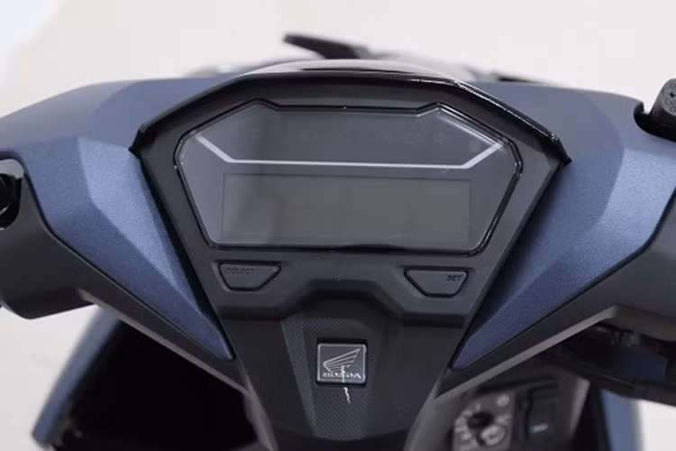 Về Honda Vario 125 2021, chiếc xe tay ga thể thao đẹp mắt này vẫn sẽ sử dụng thiết kế như phiên bản 2020. Điểm mới nhất trên Vario 2021 chính là bộ màu mới bắt mắt hơn khi sử dụng tông màu xanh dương kết hợp với xám và vàng. Bộ màu này đã khiến chiếc xe trở nên thể thao, trẻ trung và nổi bật hơn.