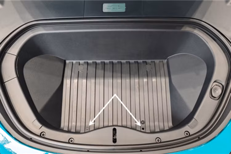 Xe dien Xiaomi SU7 gay soc khi dung cop truoc de 