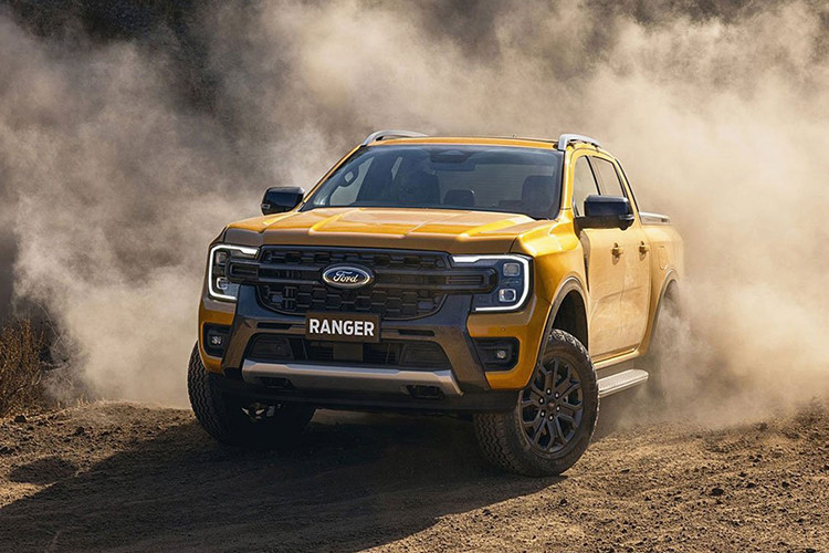 Khách hàng sẽ có hai lựa chọn hệ dẫn động 2 cầu, bao gồm hệ thống cài cầu điện tử (Shift-on-the-fly) và hệ thống dẫn động 4 bánh toàn thời gian. Đáng tiếc là hiện giá xe Ford Ranger 2022 vẫn chưa được hé lộ. Theo một số nguồn tin, Ford Ranger 2022 sẽ chính thức về Việt Nam vào quý III năm nay trước khi bán ra vào quý IV.