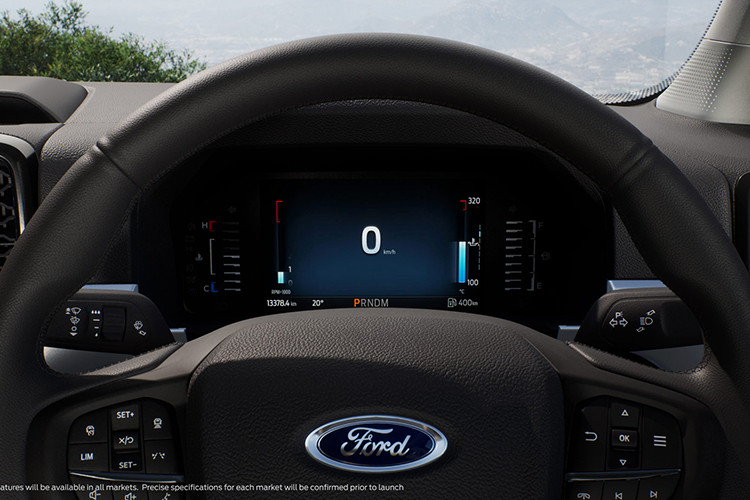 Những trang bị đáng chú ý khác của Ford Ranger thế hệ mới bao gồm modem tích hợp trên xe để phát Wi-Fi và cập nhật phần mềm từ xa, ngăn đựng cốc có thể tháo ra, hộc đựng găng trên/dưới ở mặt táp-lô cũng như cổng USB-C.