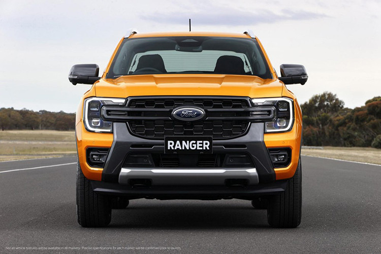 Ở giữa lưới tản nhiệt của Ford Ranger 2022 thế hệ mới được sơn màu đen bóng có thêm nan kép mới, tích hợp logo của hãng Ford. Bên cạnh đó là 2 nẹp dày dặn màu xám, kéo dài từ lưới tản nhiệt xuống hết cản trước và bao quanh hốc gió trung tâm. Ngoài ra, xe còn có đèn sương mù nhỏ nằm ở 2 góc cản trước và tấm ốp gầm màu bạc.
