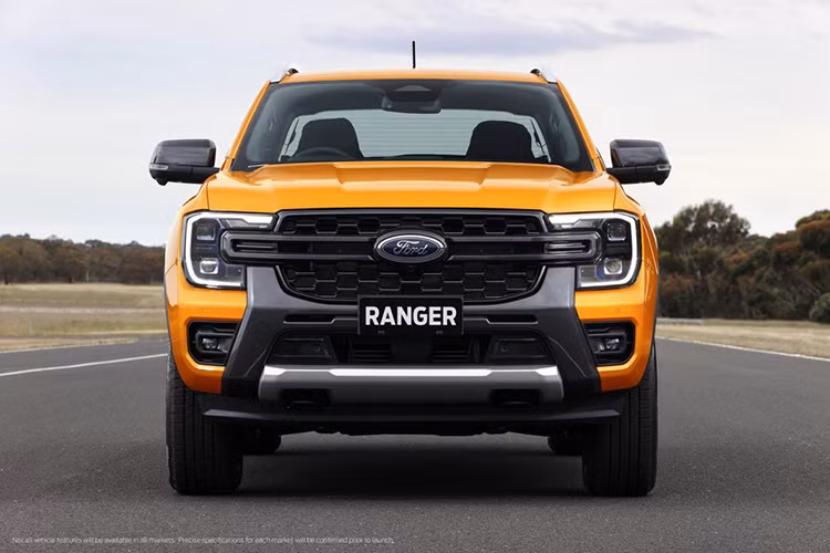 Ở giữa lưới tản nhiệt của Ford Ranger 2022 thế hệ mới được sơn màu đen bóng có thêm nan kép mới, tích hợp logo của hãng Ford. Bên cạnh đó là 2 nẹp dày dặn màu xám, kéo dài từ lưới tản nhiệt xuống hết cản trước và bao quanh hốc gió trung tâm. Ngoài ra, xe còn có đèn sương mù nhỏ nằm ở 2 góc cản trước và tấm ốp gầm màu bạc.