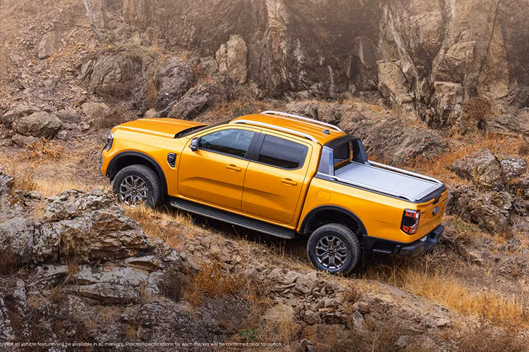 Bước sang thế hệ mới, Ford Ranger được bổ sung thiết kế ngoại thất mới theo phong cách giống 2 mẫu xe bán tải cùng thương hiệu là Maverick và F-150. Điều này thể hiện rõ qua thiết kế đầu xe với cụm đèn pha LED hình chữ "C" mới, ôm lấy hai bên lưới tản nhiệt. Đặc biệt, mẫu xe bán tải này còn lần đầu tiên được trang bị đèn pha Matrix LED, cho khả năng chiếu sáng tốt hơn.