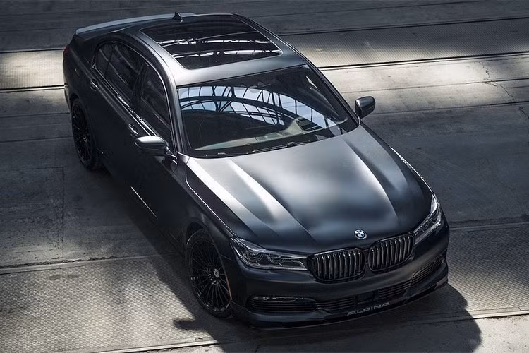 Mỗi phiên bản màu sắc sẽ chỉ được sản xuất với số lượng 7 chiếc. Mỗi chiếc xe được sản xuất ra đều được đánh dấu bằng một logo ghi thông tin được đặt trong xe ở khu vực cần số. Ngoài màu sơn, các chi tiết khác trên thân xe cũng được sơn màu tối để tạo ra cảm giác thể thao như lưới tản nhiệt, viền khung cửa kính, bộ mâm đúc, logo tên xe và chụp ống xả thể thao màu chrome đen.