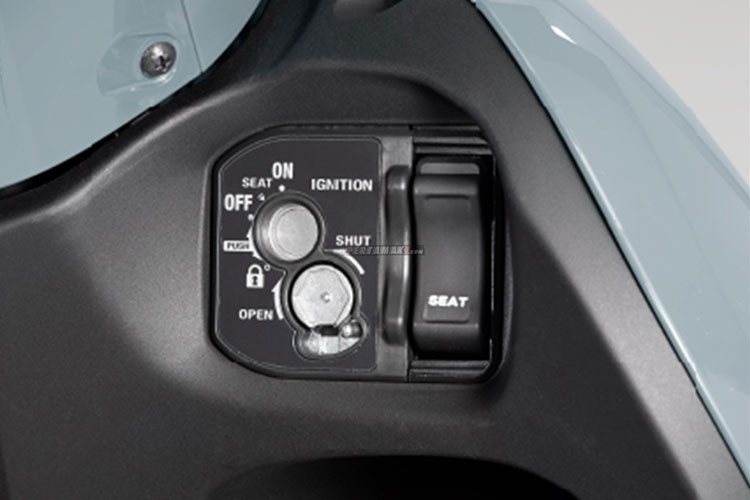 Xe vẫn sử dụng khoá từ kiểu cũ, không có smart key. Yên xe chỉ cao 720mm và trọng lượng ướt của xe chỉ 81 kg bao gồm cả bình xăng dung tích 4,5 lít.