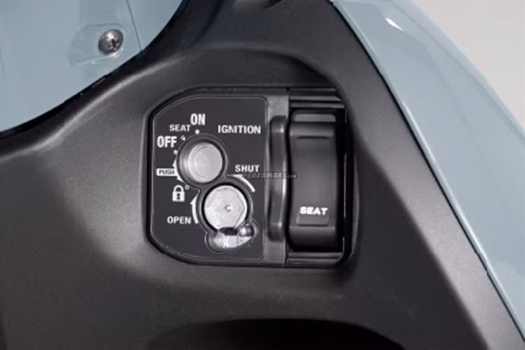 Xe vẫn sử dụng khoá từ kiểu cũ, không có smart key. Yên xe chỉ cao 720mm và trọng lượng ướt của xe chỉ 81 kg bao gồm cả bình xăng dung tích 4,5 lít.