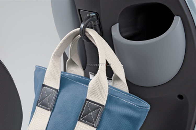 Trang bị phanh tiêu chuẩn của xe là phanh tang trống truyền thống, đi kèm là vành đúc hợp kim kích thước 10 inch tương thích với lốp xe 80/100 và 90/90 tương ứng cho lốp trước và sau.