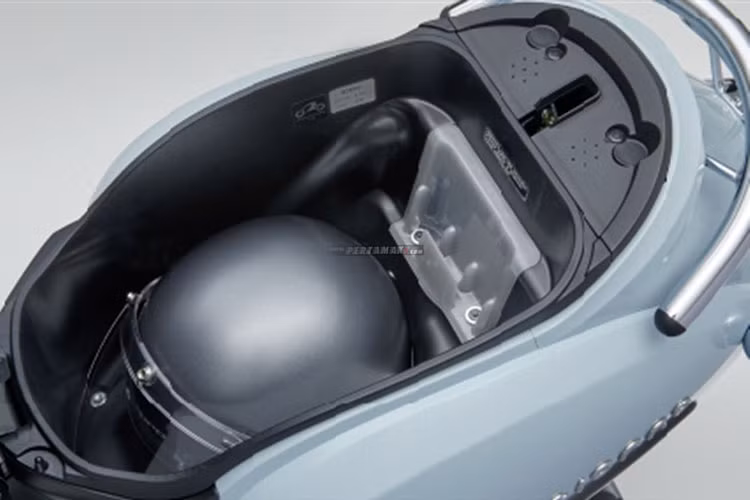 Các tiện ích đáng chú ý của xe có thể kể đến cốp đồ dưới yên rộng rãi có thể chứa được một mũ bảo hiểm full-face, hộc đồ trước tiện lợi và cổng sạc 12V cho thiết bị di động.