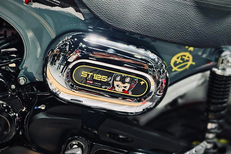 Về ngoại hình, Honda DAX KUBO Limited Edition tại Thái Lan vẫn giữ nguyên thiết kế với kết cấu khung sườn bằng thép chữ T. Trên thân xe, huy hiệu mang hình ảnh KUBO thiết kế khá ngộ nghĩnh.