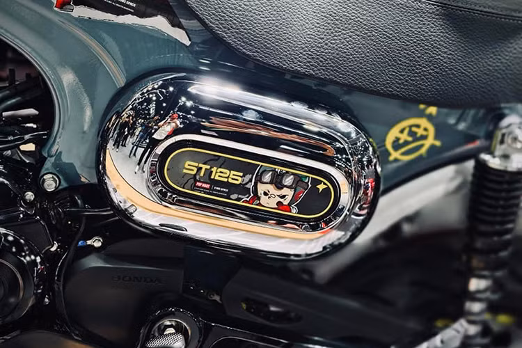 Về ngoại hình, Honda DAX KUBO Limited Edition tại Thái Lan vẫn giữ nguyên thiết kế với kết cấu khung sườn bằng thép chữ T. Trên thân xe, huy hiệu mang hình ảnh KUBO thiết kế khá ngộ nghĩnh.