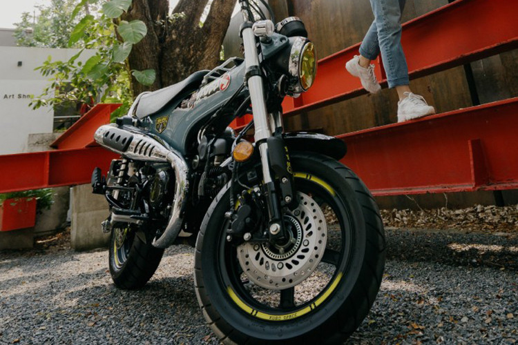 Chiếc xe Honda DAX KUBO Limited Edition đặc biệt này sở hữu số sê-ri duy nhất, làm tăng giá trị hiếm có của sản phẩm. Sản xuất giới hạn chỉ 300 chiếc. 