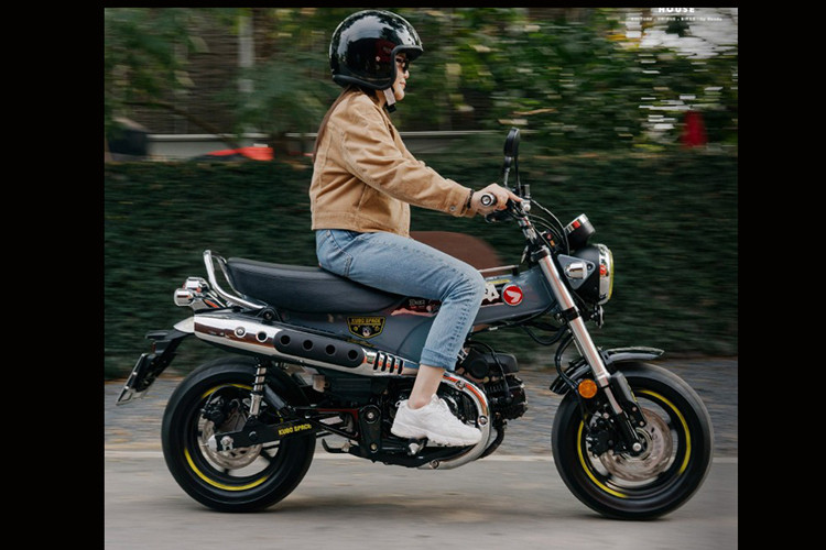 Xe sử dụng bộ vành 12 inch và lốp kích thước trước sau là 120/70 và 130/70, giảm xóc trước hành trình ngược, phía sau là giảm xóc lò xo đôi tạo ổn định khi vận hành. Hệ thống phanh trên xe gồm phanh đĩa trước sau đường kính 220mm và 190mm, kèm ABS kênh đôi đảm bảo dừng xe an toàn khi vận hành. 