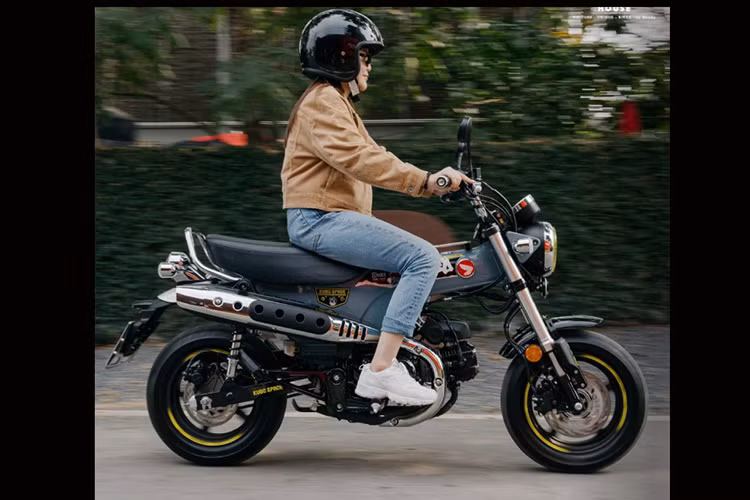 Xe sử dụng bộ vành 12 inch và lốp kích thước trước sau là 120/70 và 130/70, giảm xóc trước hành trình ngược, phía sau là giảm xóc lò xo đôi tạo ổn định khi vận hành. Hệ thống phanh trên xe gồm phanh đĩa trước sau đường kính 220mm và 190mm, kèm ABS kênh đôi đảm bảo dừng xe an toàn khi vận hành. 