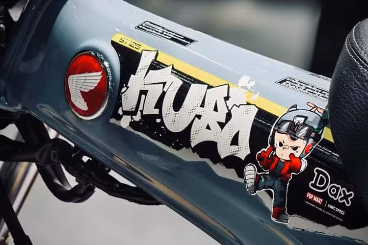 Mặc dù sở hữu thiết kế truyền thống, nhưng Honda DAX 125 KUBO Limited Edition vẫn sở hữu các trang bị hiện đại với hệ thống đèn chiếu sáng LED trên toàn thân xe. Bảng đồng hồ kỹ thuật số với màn hình âm bản mang lại ấn tượng đơn giản nhưng vẫn đầy đủ thông tin.