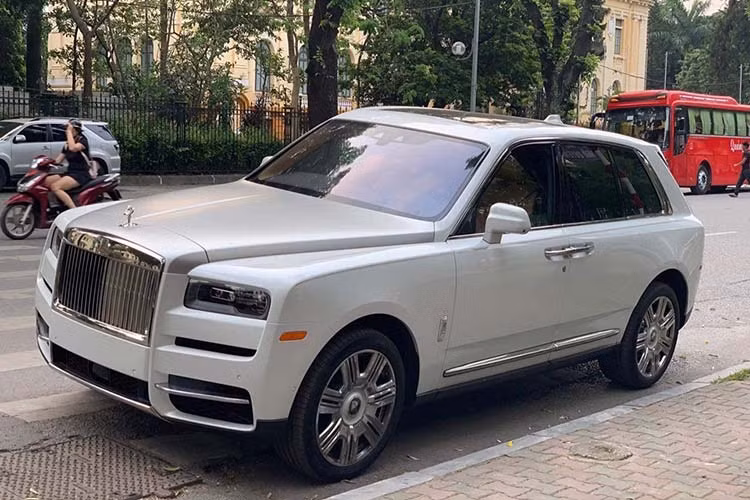 Tại thị trường Mỹ, giá xe Rolls-Royce Cullinan 2019 từ 325.000 USD (tương đương khoảng 7,39 tỷ đồng), tất nhiên con số này chưa bao gồm các tuỳ chọn xa xỉ khác. Ở thời điểm mới về Việt Nam giá phiên bản tiêu chuẩn của xe được dự đoán khoảng 41,277 tỷ đồng (đã bao gồm VAT), tuy nhiên đến nay nó chỉ còn khoảng hơn 30 tỷ đồng.