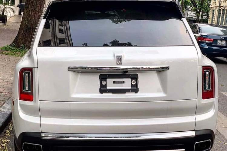 Chiếc xe Rolls-Royce Cullinan được rao bán này sở hữu ngoại thất màu trắng tuyệt đẹp và tinh tế. Xe được trang bị cụm đèn pha hình chữ nhật không hầm hố như lPhantom 2018, nhưng được thiết kế theo phong cách vuông vắn hơn. Bên trên đèn pha, phần gờ của nắp capô được thiết kế mượt mà, nhiều đường cong khiến nó thanh thoát và đẹp hơn hẳn những chiếc SUV khác.