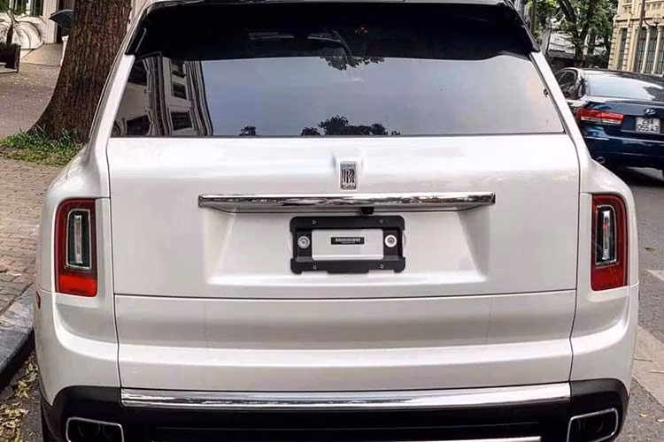 Chiếc xe Rolls-Royce Cullinan được rao bán này sở hữu ngoại thất màu trắng tuyệt đẹp và tinh tế. Xe được trang bị cụm đèn pha hình chữ nhật không hầm hố như lPhantom 2018, nhưng được thiết kế theo phong cách vuông vắn hơn. Bên trên đèn pha, phần gờ của nắp capô được thiết kế mượt mà, nhiều đường cong khiến nó thanh thoát và đẹp hơn hẳn những chiếc SUV khác.