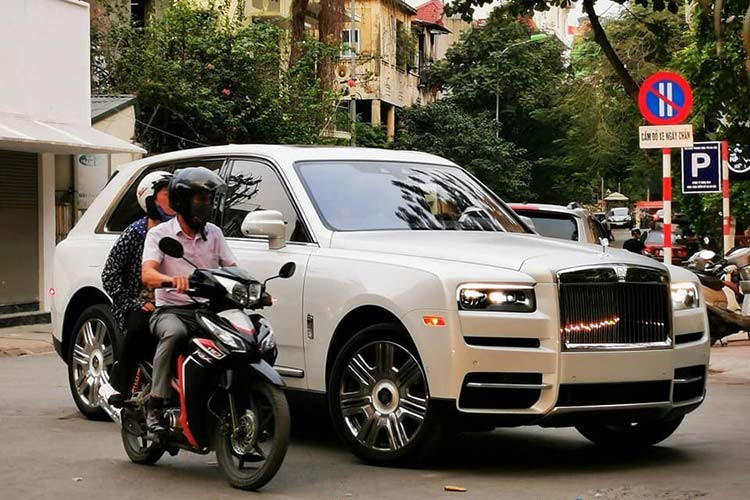 Mới đây, một chiếc SUV siêu sang Rolls-Royce Cullinan đầu tiên được rao bán tại Việt Nam qua tình trạng xe đã qua sử dụng, đáng chú ý đây cũng chính là chiếc Rolls-Royce Cullinan đầu tiên được mang về nước.