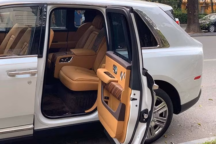 SUV siêu sang Rolls-Royce Cullinan được trang bị động cơ V12, tăng áp kép, dung tích 6.75 lít, sản sinh công suất tối đa 563 mã lực và mô-men xoắn cực đại 850 Nm tại vòng tua máy 1.600 vòng/phút. Động cơ của Rolls-Royce Cullinan được trang bị hộp số tự động ZF 8 cấp, hệ dẫn động 4 bánh toàn thời gian và đánh lái 4 bánh hoàn toàn mới.