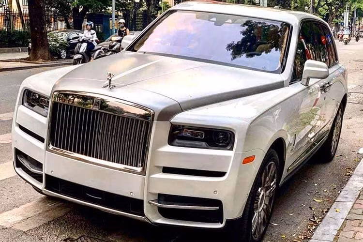 Được biết là chỉ hai ngày sau khi rao bán chiếc SUV siêu sang Rolls-Royce Cullinan giá rẻ đầu tiên về Việt Nam, đơn vị này đã để lịa thông báo chiếc xe trong tình trạng đã bán. Điều này cho thấy sức hút của Rolls-Royce Cullinan dù là xe mới hay đã qua sử dụng cũng rất cao.