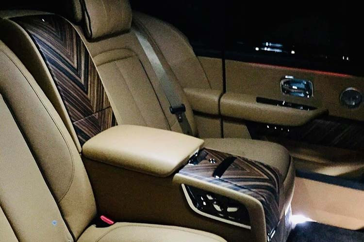 Hãng xe siêu sang đến từ Anh quốc còn mang một tuỳ chọn rất hấp dẫn cho những người yêu thích phong cảnh chính là bộ ghế ngồi phía sau khoang hành lý mang tên gọi View Suite. Với cặp ghế và bàn di động này, hành khách và chủ nhân có thể ngắm bất kỳ cảnh đẹp trên cung đường mình đi qua cùng chiếc SUV siêu sang Rolls-Royce Cullinan.