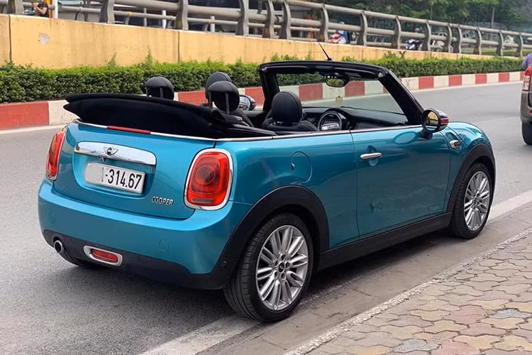 Với sức mạnh 189 mã lực và mô-men xoắn 281Nm, Cooper S Convertible có thể bứt tốc nhanh chóng từ 0 – 96 km/h chỉ trong 6,7 giây. Xe được trang bị hệ thống Dynamic Stability Control, đây là hệ thống ổn định góc lái đặc trưng cực kỳ quan trọng của MINI Cooper S 2016. Theo EPA, mức tiêu thụ nhiên liệu của MINI Cooper S Convertible 2016 đạt khoảng 9,7 lít / 100km (đường kết hợp).