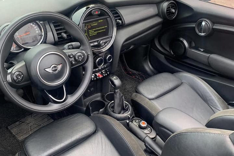 Có thể thấy khoang nội thất của MINI Cooper Convertible đời 2016 vẫn sử dụng loại nhựa cứng thường xuất hiện trên các mẫu xe nhỏ gọn điển hình, tuy nhiên ở chiếc Cooper này loại vật liệu giá rẻ đó lại được làm theo cách khá đặc biệt. Điểm nổi bật của khoang cabin chính là bảng điều khiển với một màn hình thông tin giải trí mới lớn tới 8,8 inch.