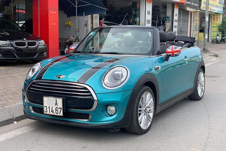 Tại triển lãm BMW World Vietnam 2016, giá xe MINI Cooper Convertible 2016 đề xuất chính hãng là 1,898 tỷ đồng. Chiếc xe trong bài viết đang được chủ nhân chào bán trên sàn xe cũ với giá 1,45 tỷ đồng, giảm khá ít so với một chiếc xe kén người chơi sau 4 năm sử dụng, đặc biệt đây lại là chiếc xe MINI mang biển tỉnh lẻ ở Việt Nam.