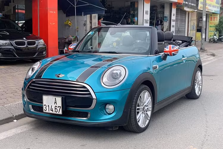 Tại triển lãm BMW World Vietnam 2016, giá xe MINI Cooper Convertible 2016 đề xuất chính hãng là 1,898 tỷ đồng. Chiếc xe trong bài viết đang được chủ nhân chào bán trên sàn xe cũ với giá 1,45 tỷ đồng, giảm khá ít so với một chiếc xe kén người chơi sau 4 năm sử dụng, đặc biệt đây lại là chiếc xe MINI mang biển tỉnh lẻ ở Việt Nam.