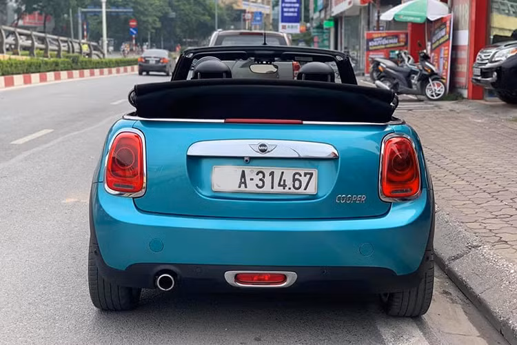 Phiên bản S có được lớp áo ngoài màu xanh ngọc bích. Trên nắp ca-pô là hai dải màu đen, mang lại điểm nhấn cho phần đầu xe. Cụm lưới tản nhiệt phía trước kết hợp với cụm đèn pha trong đặc trưng của MINI tạo nên điểm nhấn nổi bật ở ngoại thất. Đường gân dập mờ song song thẳng hàng với cửa xe cũng được giữ nguyên không thay đổi so với các đời cũ. Xe được trang bị vành la-zăng thiết kế kiểu mới với kích thước 17 inch.