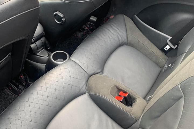 Các tùy chọn đáng chú ý khác trên Cooper Convertible bao gồm hộp số 6 cấp tự động, camera chiếu hậu, hệ thống định vị, màn hình hiển thị head-up, kiểm soát xe, hệ thống âm thanh cao cấp, nội thất bọc da, ghế trước có sưởi... Phiên bản mới đã được bổ sung thêm tùy chọn tấm vải mái Union Jack. Không gian khoang để đồ khi gập hàng ghế sau là 215L, con số này giảm chỉ còn 161L khi mở mui.