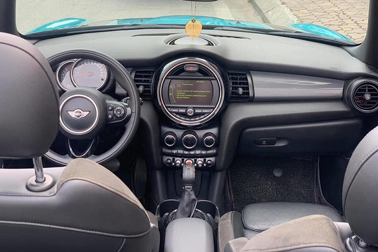 Không giống với các bản Cooper Convertible trước đây, phiên bản 2016 sau khi trải qua quá trình thiết kế lại đã được loại bỏ hoàn toàn hệ thống đồng hồ đo công tơ mét “Openometer”. Thay vào đó, chức năng này đã được tích hợp trên màn hình trung tâm – nơi hiển thị các đồng hồ đo và tùy chọn hiển thị hea-up (màn hình ảo trên kính chắn gió). Vô lăng 3 chấu bọc da, hệ thống điều khiển âm thanh và giải trí dạng núm xoay...