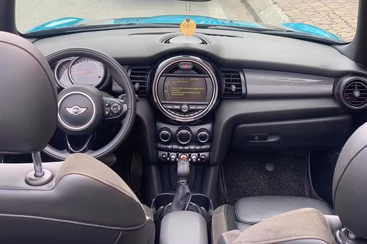 Không giống với các bản Cooper Convertible trước đây, phiên bản 2016 sau khi trải qua quá trình thiết kế lại đã được loại bỏ hoàn toàn hệ thống đồng hồ đo công tơ mét “Openometer”. Thay vào đó, chức năng này đã được tích hợp trên màn hình trung tâm – nơi hiển thị các đồng hồ đo và tùy chọn hiển thị hea-up (màn hình ảo trên kính chắn gió). Vô lăng 3 chấu bọc da, hệ thống điều khiển âm thanh và giải trí dạng núm xoay...