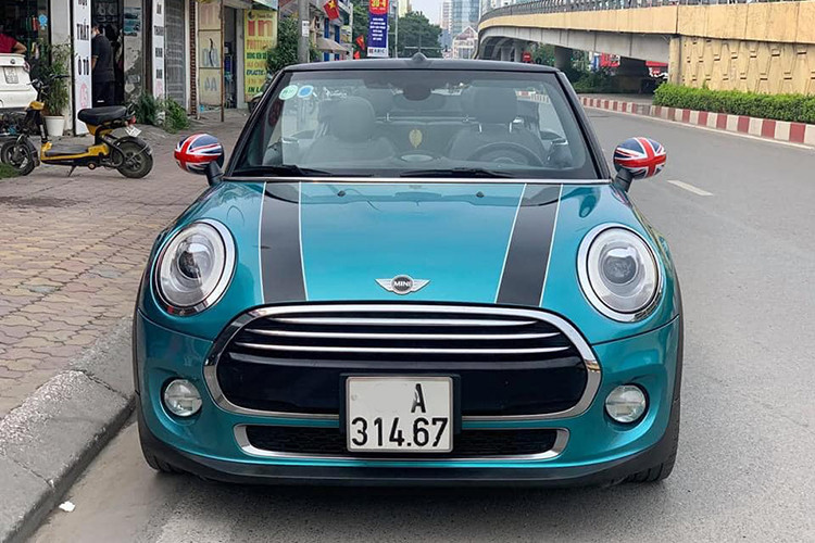 Mẫu xe sang cỡ nhỏ MINI Cooper Convertible 2016 sở hữu ngoại hình lớn hơn, nội thất thân thiện hơn, đồng thời hiệu suất cũng đã được gia tăng. Xe có kích thước dài x rộng x cao lần lượt là 3.850 x 1.727 x 1.415 mm cùng chiều dài cơ sở 2.495 mm. So với người tiền nhiệm, Cooper S Convertible dài hơn 98mm, rộng hơn 44m và trục dài cơ sở tăng 28mm.