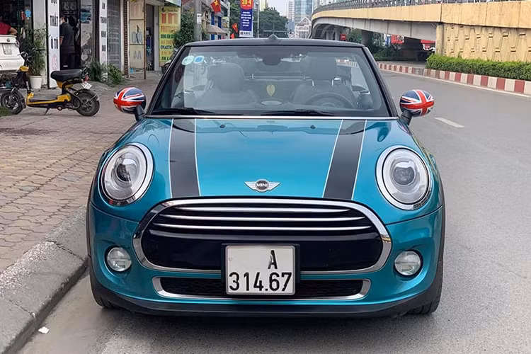 Mẫu xe sang cỡ nhỏ MINI Cooper Convertible 2016 sở hữu ngoại hình lớn hơn, nội thất thân thiện hơn, đồng thời hiệu suất cũng đã được gia tăng. Xe có kích thước dài x rộng x cao lần lượt là 3.850 x 1.727 x 1.415 mm cùng chiều dài cơ sở 2.495 mm. So với người tiền nhiệm, Cooper S Convertible dài hơn 98mm, rộng hơn 44m và trục dài cơ sở tăng 28mm.